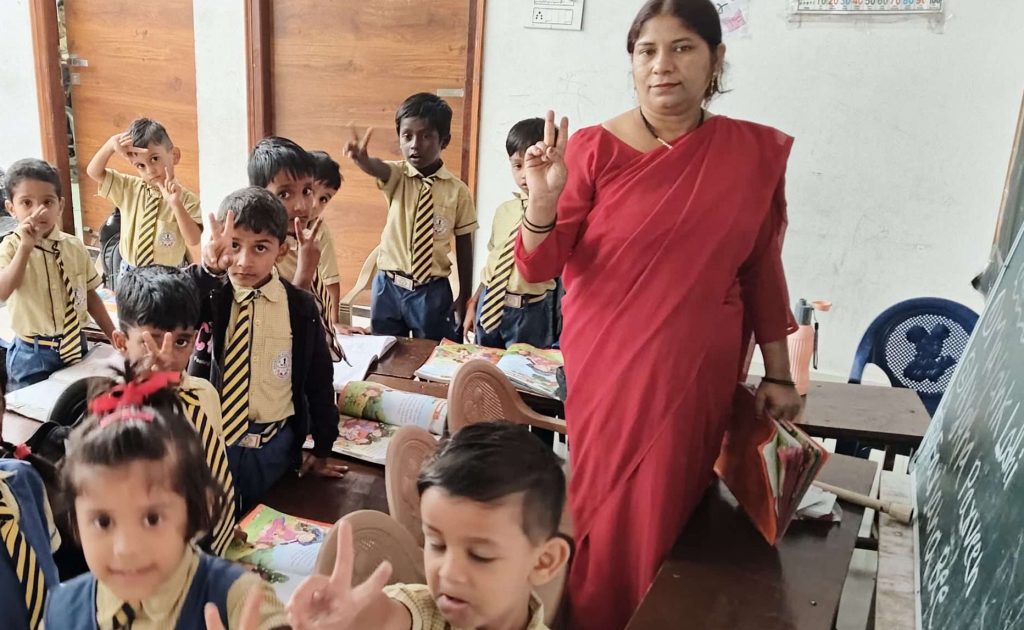Sahnaj mam with KG1 students in the classroom