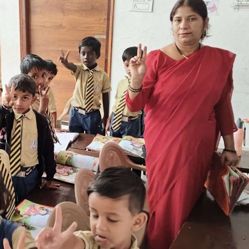 Sahnaj mam with KG1 students in the classroom